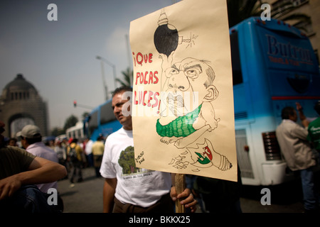 Ein Mann protestiert, dass die Regierung der staatlichen Elektrizitätsgesellschaft Luz y Fuerza del Centro (LFC) in Mexiko-Stadt geschlossen ist Stockfoto