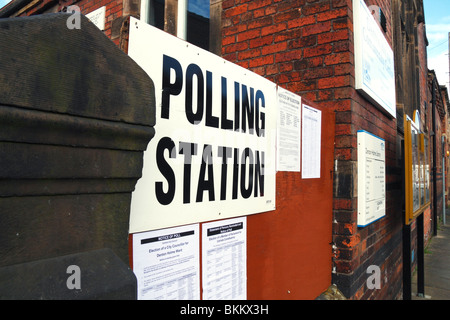 Wahllokal mit Bekanntmachungen außerhalb einer Community Center in Großbritannien Stockfoto