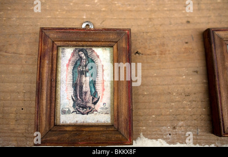 Ein Gemälde der Jungfrau von Guadalupe wird in einem Kaffeehaus in Cuetzalan, Mexiko angezeigt. Stockfoto