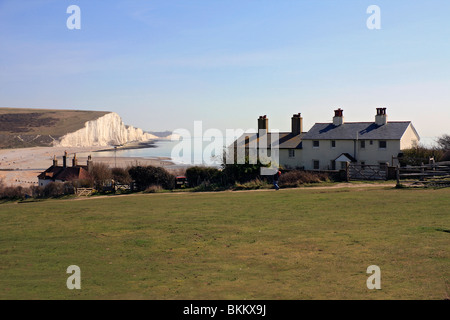 Ferienhäuser auf Seaford Kopf mit Blick auf Cuckmere Haven und den Kreidefelsen der sieben Schwestern, East Sussex England UK Stockfoto