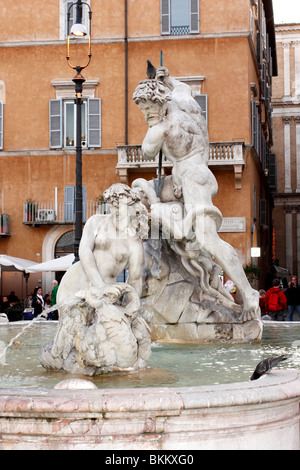 Der Brunnen von Neptun-Brunnen der bereits heiß, und der Brunnen befindet sich am nördlichen Ende der Piazza Navona in Rom. Stockfoto