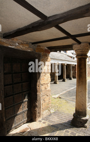 16. Jahrhundert Guildhall auf Wälle laufen Totnes Stadt centre South Devon England UK Stockfoto