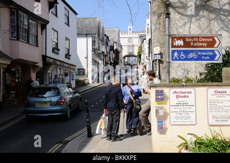 Totnes Stadtzentrum Läden South Devon England UK Suche entlang der Hauptstraße an der berühmten East Gate Arch Stockfoto