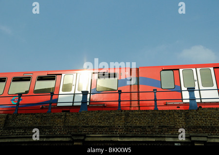 Docklands Light Railway DLR Zug gegen blauen Himmel Limehouse Pappel London England UK Stockfoto
