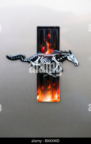 Ford Mustang benutzerdefinierte Pferd logo Skelett an der Tür des klassischen amerikanischen Auto Stockfoto