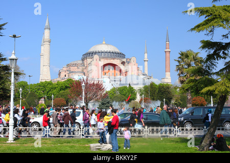 Türkei, Istanbul, Sultanahmet, Park im Frühling mit Aya Sofya Stockfoto