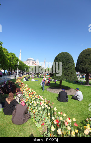 Türkei, Istanbul, Sultanahmet, Park im Frühling mit Aya Sofya Stockfoto
