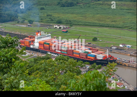 Containerschiffe, die transitierende Pedro Miguel sperrt, Panama-Kanal Stockfoto