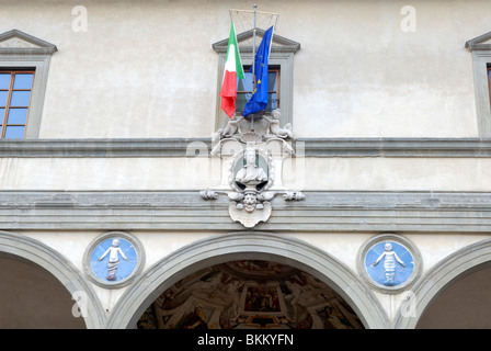 Eine Fassade der Spedale Degli Innocenti, der weltweit ersten Waisenhauses, in 1445, gebaut von Filippo Brunelleschi eröffnet. Bestandteil der Stockfoto