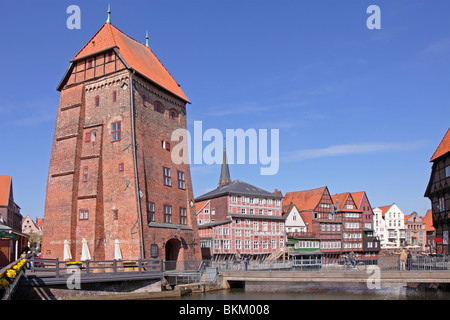 Bin weist mit den ehemaligen Wasserturm Abtswasserkunst (Abbot´s Wasser Kunst), Lüneburg, Niedersachsen, Deutschland Stockfoto