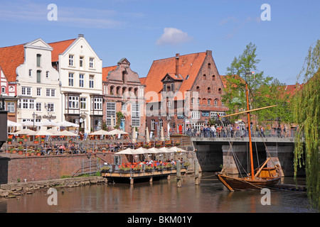 Bin weist mit dem alten Hafen, Lüneburg, Niedersachsen, Deutschland Stockfoto