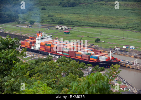 Containerschiffe, die transitierende Pedro Miguel sperrt, Panama-Kanal Stockfoto