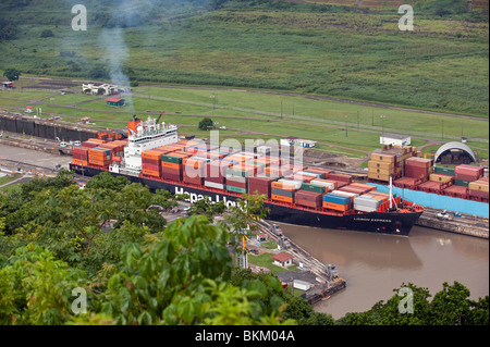 Containerschiffe, die Transit-Pedro Miguel sperrt im Panamakanal Stockfoto