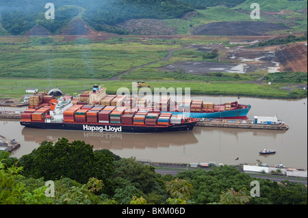 Containerschiffe, die transitierende Pedro Miguel sperrt, Panama-Kanal Stockfoto