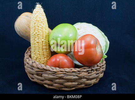 Korb mit Obst und Gemüse Stockfoto