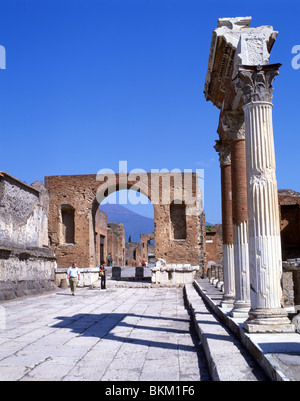 Das Forum zeigt den feierlichen Bogen, die antike Stadt Pompeji, Pompeji, die Metropolstadt Neapel, die Region Kampanien, Italien Stockfoto