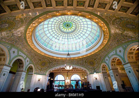 Preston Bradley Hall of Chicago Cultural Center in Chicago, Illinois.  Tiffany Mosaik Glaskuppel. Stockfoto