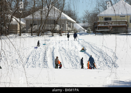 Rodeln auf dem Schnee in Charlottesville, VA. Stockfoto