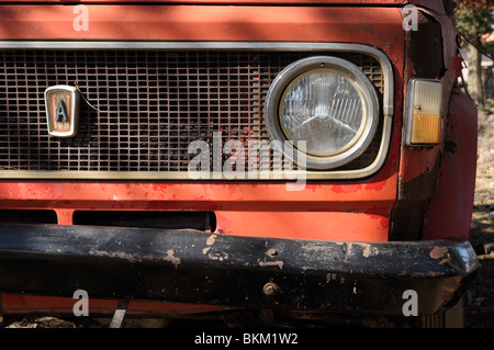 Kühler grill von einer alten verlassenen roten Fiat Pick-up, Insel Cres, Kroatien Stockfoto