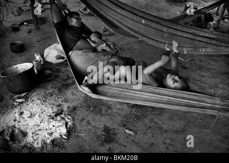 Eine Nukak-Frau mit ihren Kindern liegt in einer Hängematte in einem Flüchtling-Lager in der Nähe von San Jose del Guaviare, Kolumbien. Stockfoto