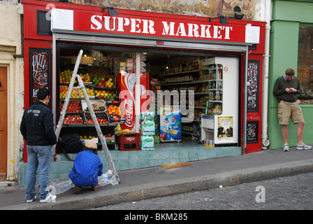 Frau Schild schreiben Supermarkt Zeichen, Montmartre Paris Stockfoto