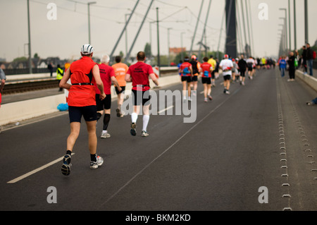 Die Männer laufen auf der Straße (Metro Marathon, Deutschland). Stockfoto