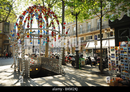 Detail des Palais Royal u-Bahn Eingang am Place Colette Paris France Stockfoto