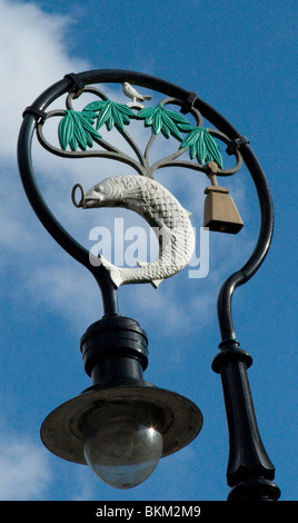 Glasgow Wappen Symbole auf Lamp post Cathedral Square Glasgow Schottland Stockfoto