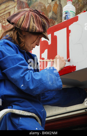 Frau Schild schreiben Supermarkt Zeichen, Montmartre Paris Stockfoto