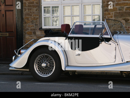 Eine halbe Seite Rückansicht des Martin Oldtimer Cabrio-Sportwagen in glänzendem Silber metallic-Farbe, Draht Rad und elegante Display. Stockfoto