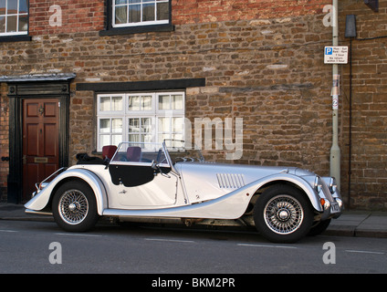 Seitenansicht des Martin Oldtimer Cabrio-Sportwagen in glänzendem silbernen metallic-Farbe mit Draht-Rädern, elegante Form und Stil. Stockfoto