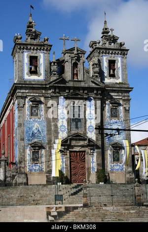 Kirche von Santo Ildefonso mit zwei Türme und Glocken im alten Porto, Portugal Stockfoto