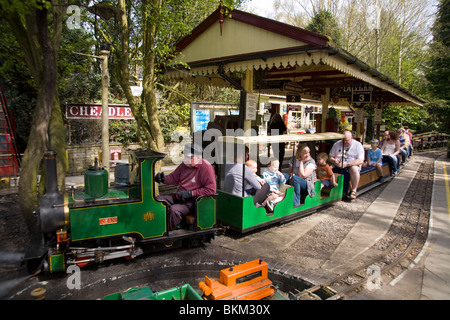 Miniatur / Modell schmale Spurweite Lokomotive Eisenbahn Dampfzug und Fahrer am Brookside Gartencenter, Poynton. Cheshire. VEREINIGTES KÖNIGREICH. Stockfoto