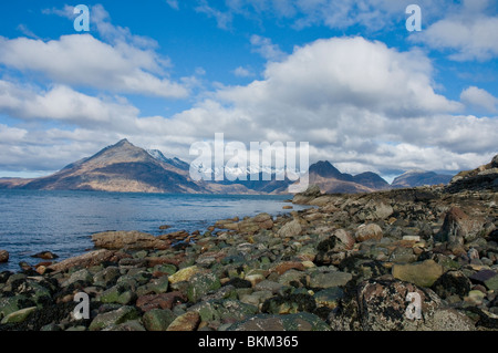 Von Elgol mit Blick auf Loch Scavaig Isle Of Skye Highland Schottland Cuillin Hills und Gars Bheinn Stockfoto