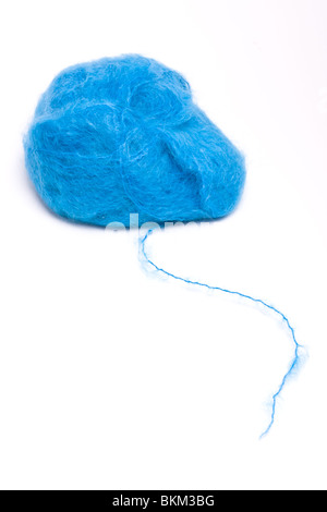 Eine große Kugel aus blauem Mohairwolle oder Garn auf weißen Hintergrund isoliert. Stockfoto