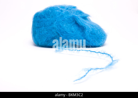 Eine große Kugel aus blauem Mohairwolle oder Garn auf weißen Hintergrund isoliert. Stockfoto