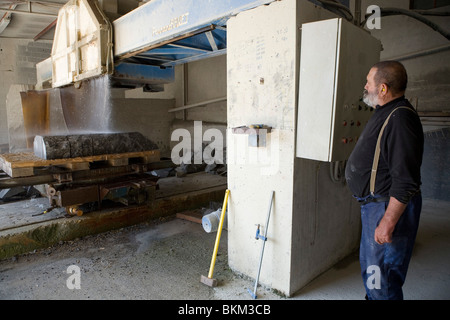 Pierre, ein Steinmetz, zeigt sein Handwerk in seiner Werkstatt im Steinbruch von Entrevaux, Französische Alpen Stockfoto