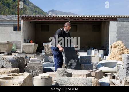 Pierre, ein Steinmetz, zeigt sein Handwerk in seiner Werkstatt im Steinbruch von Entrevaux, Französische Alpen Stockfoto