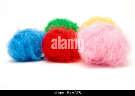 Auswahl des lebendigen Mohair Wolle oder Garn aus niedrigen Perspektive auf weißen Hintergrund isoliert. Stockfoto