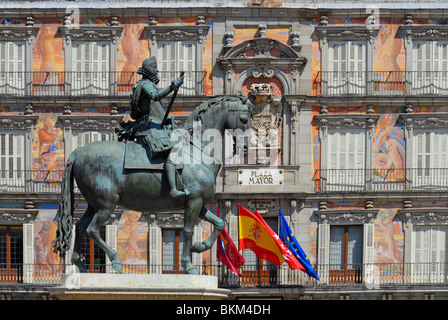 Madrid, Spanien. Plaza Mayor. Bronzene Reiterstatue (1616) von Philip (Felipe) III und Casa De La Panaderia (16thC) Stockfoto