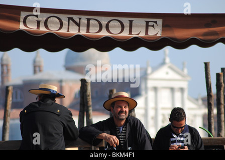 Gondolieri warten auf Business-Venedig, Italien Stockfoto