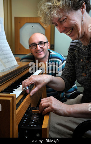 Cynthia Miller abgebildet ein Experte bei der Wiedergabe die Ondes Martenot mit einer Schülerin an der Birmingham Symphony Hall Mai 2008 Stockfoto