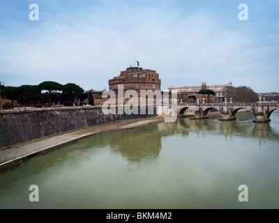 Panoramablick auf Castel Sant Rom mit Tiber Fluss und Brücke mit Engeln in Rom, Italien Stockfoto