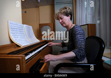 Cynthia Miller abgebildet ein Experte bei der Wiedergabe die Ondes Martenot an der Birmingham Symphony Hall Mai 2008 Stockfoto