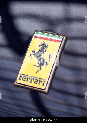 Ferrari-Emblem auf der Vorderseite eines klassischen Sportwagens Stockfoto