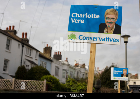 Konservativen Kandidaten Wahl Zeichen in Brighton Pavillion Wahlkreis verunstaltet. Stockfoto