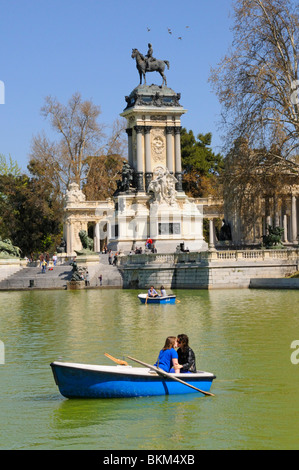 Madrid, Spanien. Parque del Buen Retiro Retiro-Park. Bootfahren auf dem Estanque / See. Paar küssen im Boot Stockfoto