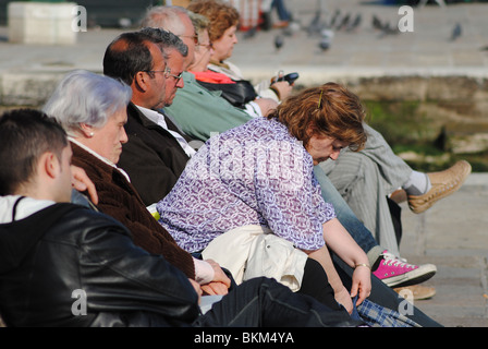 Ältere Italiener sitzen auf einer Bank in Venedig, Italien Stockfoto
