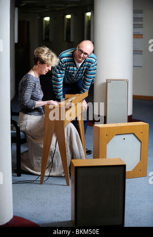 Cynthia Miller abgebildet ein Experte bei der Wiedergabe die Ondes Martenot mit einer Schülerin an der Birmingham Symphony Hall Mai 2008 Stockfoto