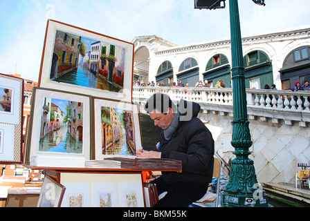 Künstler verkaufen Gemälde für Touristen neben der Rialto-Brücke, Venedig, Italien Stockfoto